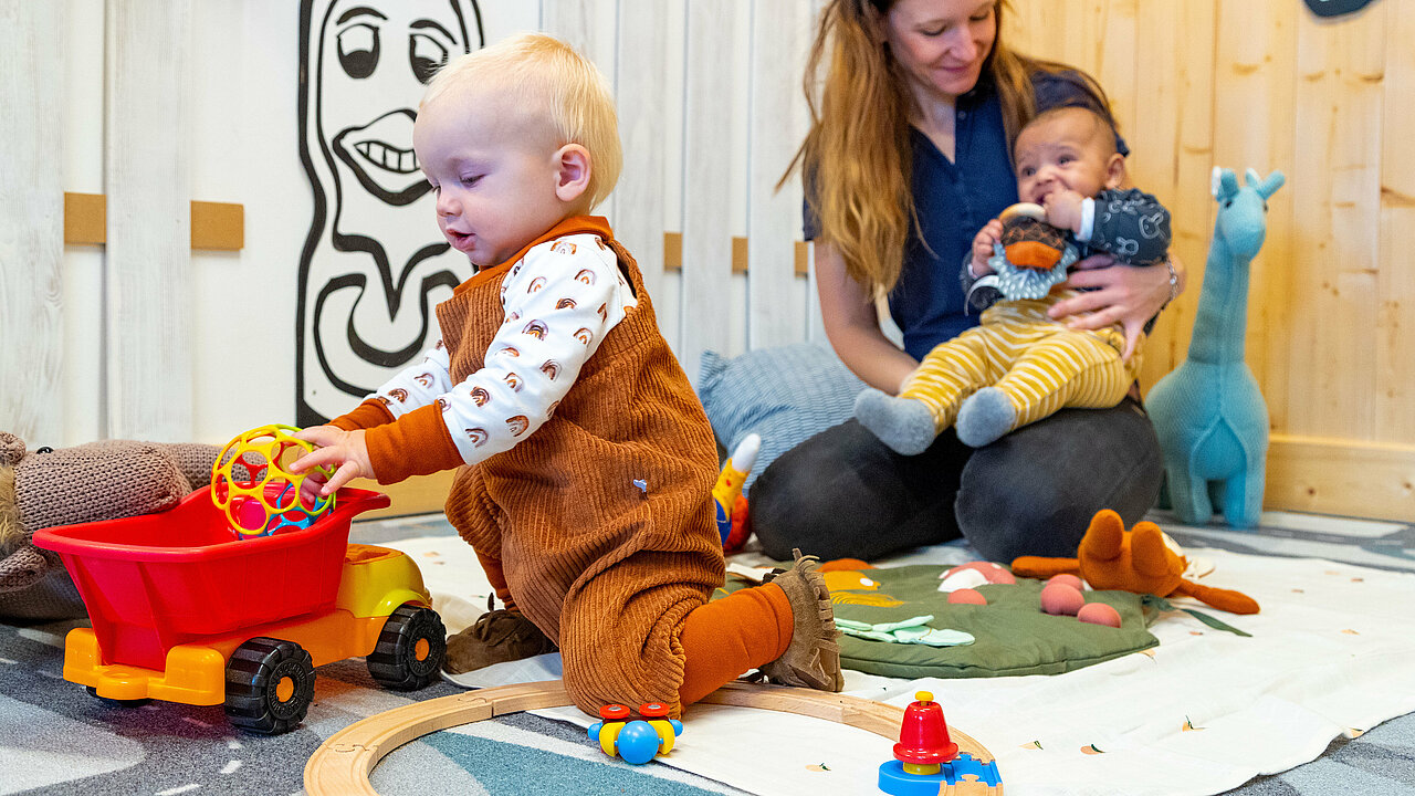 Liebevolle Kinderbetreuung ab 5 Monaten Familotel Baby- und Kinderbetreuung